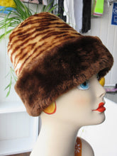 Load image into Gallery viewer, Leopard Print  Sheepskin Hat
